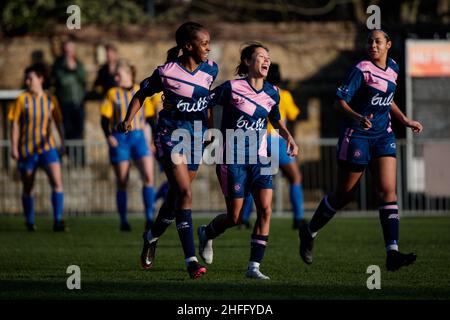 Londra, Regno Unito. 16th Jan 2022. Ceylon Hickman (13 Dulwich Hamlet), Lucy Monkman (14 Dulwich Hamlet) e Rhea Gall (22 Dulwich Hamlet) celebrano il primo gol di Dulwich al London and South East Regional Womens Premier game tra Dulwich Hamlet e New London Lionesses a Champion Hill a Londra, Inghilterra. Liam Asman/SPP Credit: SPP Sport Press Photo. /Alamy Live News Foto Stock