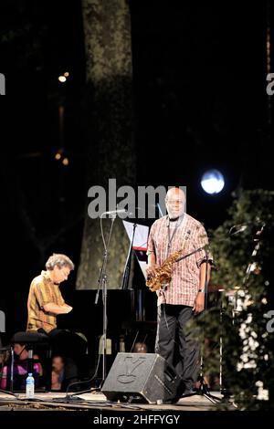 Concerto di Manu Dibango e Dany Doriz Band (puro stile Huchette Prestige) al Parc Jean Hugo di Lunel. Occitanie, Francia Foto Stock