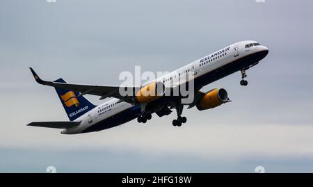 Un Boeing Icelandair 757 decollo dall'aeroporto di Manchester. Foto Stock