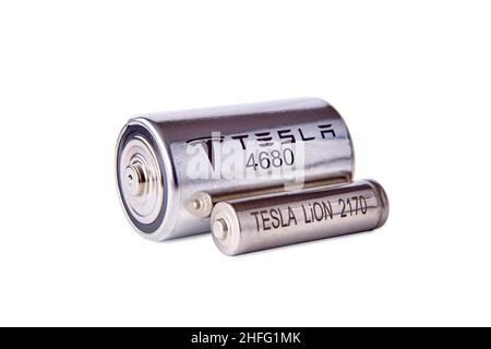 Nuova batteria Tesla 4680 rispetto alla vecchia 2470, San Pietroburgo, Russia, 6 gennaio 2022. Foto Stock