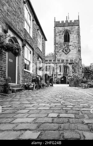 Sentiero lastricato che conduce alla chiesa di Croston in Lancashire, Inghilterra. Foto Stock