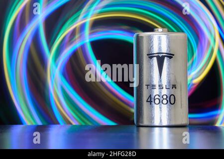 Nuova pila a batteria Tesla 4680 per veicoli elettrici, San Pietroburgo, Russia, 9 gennaio 2022. Foto Stock