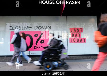 House of Fraser, Oxford Street, Londra, Regno Unito. 16th Jan 2022. Chiusura della vendita. L'ultimo giorno presso il negozio di punta House of Fraser di Oxford Street. Credit: Matthew Chattle/Alamy Live News Foto Stock