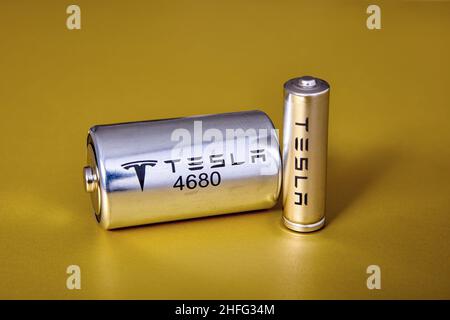 4680 è il nuovo formfactor della pila a batteria al litio Tesla, San Pietroburgo, Russia, 6 gennaio 2022. Foto Stock