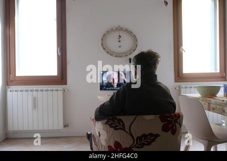 un vecchio guarda la televisione Foto Stock