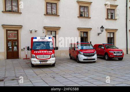 Vienna, Austria, 21 luglio 2021. Tre motori antincendio di fronte a una stazione dei vigili del fuoco nel centro della città. Foto Stock