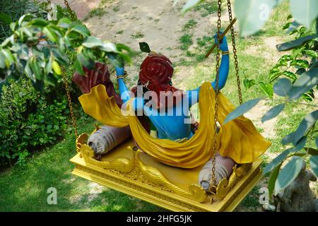 Vista posteriore di Radha e krishna statua del dio indù Foto Stock