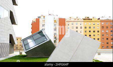 Dettaglio architettonico della facciata e cubi in cemento del Museu del Disseny a Barcellona, Catalunya, Spagna, Europa Foto Stock