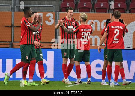 Goaljubel Michael GREGORITSCH (FC Augsburg, withte) dopo il traguardo al 1-1 con Niklas DORSCH (FC Augsburg). Giubilo, gioia, entusiasmo, azione. Calcio 1st Bundesliga stagione 2021/2022, 19th matchday, matchday19, FC Augsburg - Eintracht Francoforte il 16th gennaio 2022 WWK ARENA ad Augsburg, Foto Stock