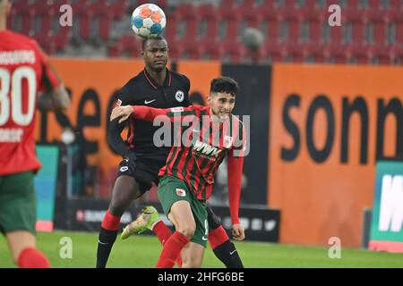 Augusta, Germania. 16th Jan 2022. Ricardo Daniel PEPI (FC Augsburg), azione, duelli contro Almamy TOURE (Eintracht Frankfurt). Football 1st Bundesliga Season 2021/2022, 19th matchday, matchday19, FC Augsburg - Eintracht Frankfurt 1-1 il 16th gennaio 2022 WWK ARENA di Augsburg, Credit: dpa/Alamy Live News Foto Stock