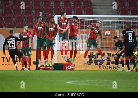 Augusta, Germania. 16th Jan 2022. Calcio libero Jesper LINDSTROEM (F), azione, calcio libero muro. Football 1st Bundesliga Season 2021/2022, 19th matchday, matchday19, FC Augsburg - Eintracht Frankfurt 1-1 il 16th gennaio 2022 WWK ARENA di Augsburg, Credit: dpa/Alamy Live News Foto Stock