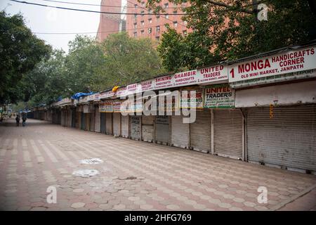 New Delhi, India. 16th Jan 2022. Una vista di una serie di serramenti chiusi di negozi nel vecchio mini mercato di Janpath in Connaught Place.due al crescente Covid-19 casi a Delhi, il governo ha imposto coprifuoco fine settimana. Il ministro della Sanità di Delhi Satyendar Jain ha detto che il coprifuoco del fine settimana e le restrizioni preventive hanno contribuito a frenare la diffusione di Covid-19 nella capitale nazionale. Delhi ha riportato 20.718 casi di covid e 30 morti il 16th gennaio 2022, mentre il tasso di positività si è attestato al 30,64 per cento. (Foto di Pradeep Gaur/SOPA Images/Sipa USA) Credit: Sipa USA/Alamy Live News Foto Stock