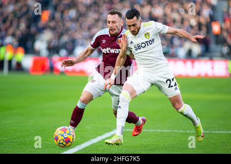 Londra, Regno Unito. 16th Jan 2022. Vladimír Coufal di West Ham United (L) in azione contro Jack Harrison di Leeds United (R). Premier League Match, West Ham Utd contro Leeds United al London Stadium, Queen Elizabeth Olympic Park di Londra domenica 16th gennaio 2022. Questa immagine può essere utilizzata solo a scopo editoriale. Solo per uso editoriale, licenza richiesta per uso commerciale. Nessun uso in scommesse, giochi o un singolo club/campionato/player pubblicazioni. pic di Lewis Mitchell/Andrew Orchard sport fotografia/Alamy Live news credito: Andrew Orchard sport fotografia/Alamy Live News Foto Stock