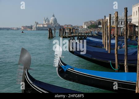 Una visione di Venezia durante il blocco in tutta l'Italia imposto per rallentare lo scoppio del coronavirus, a Venezia, Italia, 10 aprile 2020.(MVS) Foto Stock