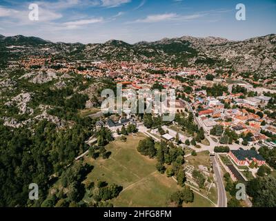 Vista aerea del monastero di Cetinje sullo sfondo della città. Montenegro Foto Stock