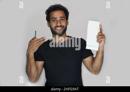 uomo che mostra il suo libro di assegni bancari - finanza e concetto di denaro Foto Stock