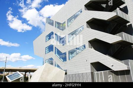 Dettaglio architettonico della facciata e cubi in cemento del Museu del Disseny a Barcellona, Catalunya, Spagna, Europa Foto Stock