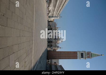 Una visione di Venezia durante il blocco in tutta l'Italia imposto per rallentare lo scoppio del coronavirus, a Venezia, Italia, 10 aprile 2020.(MVS) Foto Stock