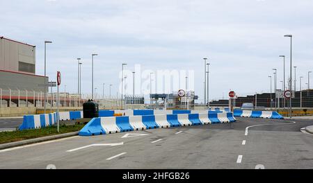 Strada con circonvallazione temporanea in una zona industriale di El Prat de Llobregat, Barcellona, Catalunya, Spagna, Europa Foto Stock