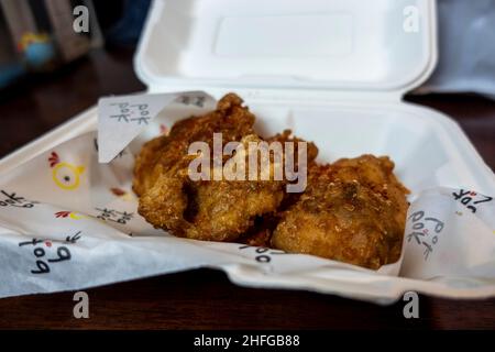 Seattle, WA USA - circa dicembre 2021: Focalizzazione selettiva sulle cosce di pollo fritto dal ristorante di pollo fritto Bok A Bok. Foto Stock