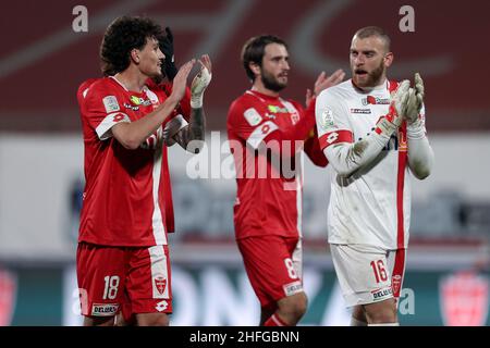 Davide Bettella (AC Monza) e Michele di Gregorio (AC Monza) accolgono i tifosi durante l'AC Monza vs AC Perugia, partita di calcio italiana Serie B a Monza (MB), Italia, gennaio 16 2022 Foto Stock