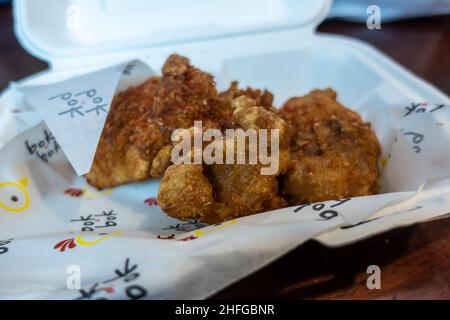 Seattle, WA USA - circa dicembre 2021: Focalizzazione selettiva sulle cosce di pollo fritto dal ristorante di pollo fritto Bok A Bok. Foto Stock