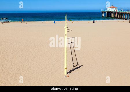 campo da pallavolo in spiaggia con il molo sullo sfondo Foto Stock