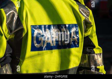 Iscrizione Garda su una giacca di polizia irlandese Foto Stock