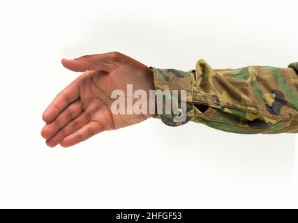 Scatto ritagliato di una mano uomo irriconoscibile pronta per essere handshaking su uno sfondo bianco isolato Foto Stock