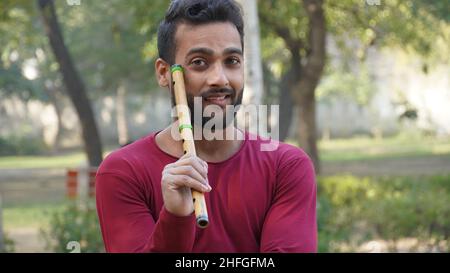 Il ragazzo fluttered è duro nel parco Foto Stock