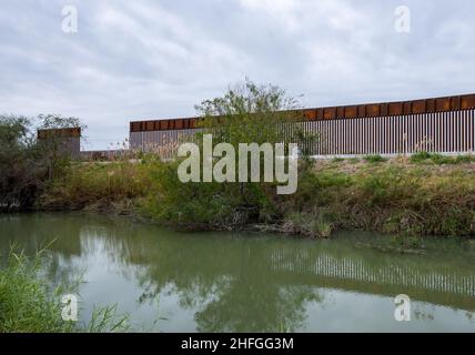 Il muro di confine USA-Messico in costruzione lungo la Rio Grande Valley. McAllen, Texas, Stati Uniti. Foto Stock