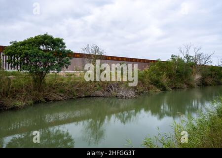 Il muro di confine USA-Messico in costruzione lungo la Rio Grande Valley. McAllen, Texas, Stati Uniti. Foto Stock