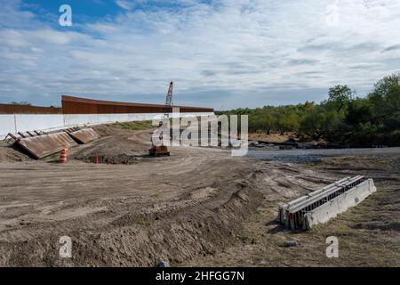 Il muro di confine tra Stati Uniti e Messico è in costruzione. McAllen, Texas, Stati Uniti. Foto Stock