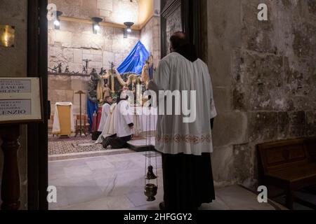 Sacerdoti francescani che partecipano alla messa quotidiana all'interno della Cappella Cattolica Romana del Santissimo Sacramento o della Cappella dell'apparizione di Gesù alla Madre nella Chiesa del Santo Sepolcro nella città vecchia Gerusalemme Est Israele Foto Stock