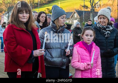 Bantry, West Cork, Irlanda. 16th Jan 2022. Nel pomeriggio, circa 400-500 persone si sono riunite a Bantry per tenere una veglia e una passeggiata in memoria di Ashling Murphy. Un silenzio di 5 minuti si tenne nel cimitero dell'Abbazia, dopo che i partecipanti vi camminarono dalla Piazza di Bantry. La sig.ra Murphy è stata trovata morta il mercoledì pomeriggio sulle rive del Canal Grande, Co. Offaly. Gardai è ancora alla ricerca del suo assassino, che rimane in grande. Credit: AG News/Alamy Live News Foto Stock
