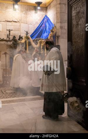 Sacerdoti francescani che partecipano alla messa quotidiana all'interno della Cappella Cattolica Romana del Santissimo Sacramento o della Cappella dell'apparizione di Gesù alla Madre nella Chiesa del Santo Sepolcro nella città vecchia Gerusalemme Est Israele Foto Stock