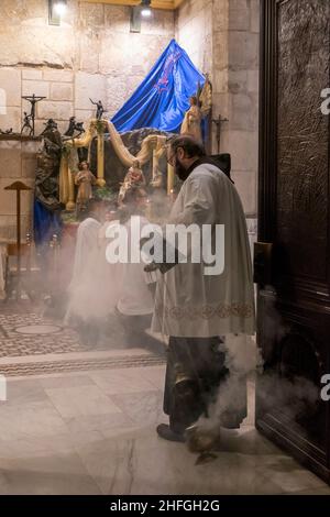 Sacerdoti francescani che partecipano alla messa quotidiana all'interno della Cappella Cattolica Romana del Santissimo Sacramento o della Cappella dell'apparizione di Gesù alla Madre nella Chiesa del Santo Sepolcro nella città vecchia Gerusalemme Est Israele Foto Stock