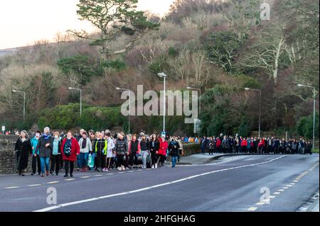 Bantry, West Cork, Irlanda. 16th Jan 2022. Nel pomeriggio, circa 400-500 persone si sono riunite a Bantry per tenere una veglia e una passeggiata in memoria di Ashling Murphy. Un silenzio di 5 minuti si tenne nel cimitero dell'Abbazia, dopo che i partecipanti vi camminarono dalla Piazza di Bantry. La sig.ra Murphy è stata trovata morta il mercoledì pomeriggio sulle rive del Canal Grande, Co. Offaly. Gardai è ancora alla ricerca del suo assassino, che rimane in grande. Credit: AG News/Alamy Live News Foto Stock