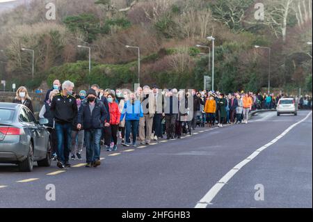 Bantry, West Cork, Irlanda. 16th Jan 2022. Nel pomeriggio, circa 400-500 persone si sono riunite a Bantry per tenere una veglia e una passeggiata in memoria di Ashling Murphy. Un silenzio di 5 minuti si tenne nel cimitero dell'Abbazia, dopo che i partecipanti vi camminarono dalla Piazza di Bantry. La sig.ra Murphy è stata trovata morta il mercoledì pomeriggio sulle rive del Canal Grande, Co. Offaly. Gardai è ancora alla ricerca del suo assassino, che rimane in grande. Credit: AG News/Alamy Live News Foto Stock