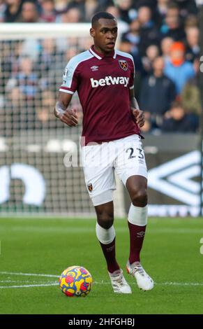 LONDRA, UK JAN 16th West Ham United's Issa Diop durante la partita della Premier League tra West Ham United e Leeds United al London Stadium di Stratford domenica 16th gennaio 2022. (Credit: Michael driver | MI News) Credit: MI News & Sport /Alamy Live News Foto Stock