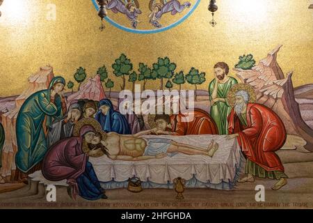 Un mosaico di muro che raffigura il corpo di Gesù Cristo che si prepara dopo la sua morte, di fronte alla pietra di Anointing all'interno della Chiesa del Santo Sepolcro nel quartiere cristiano vecchia città di Gerusalemme Est Israele Foto Stock