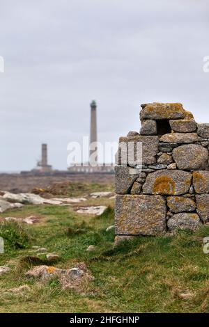 Vecchia Stonehouse rovina vicino al mare e faro Gatteville. Normandia Francia Foto Stock