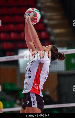 Cuneo, Italia. 16th Jan 2022. Agrifoglio Beatrice (Bosca Cuneo) durante la Bosca S.Bernardo Cuneo vs Delta Despar Trentino, Pallavolo Serie Italiana A1 Donne Match a Cuneo, Italia, Gennaio 16 2022 Credit: Independent Photo Agency/Alamy Live News Foto Stock