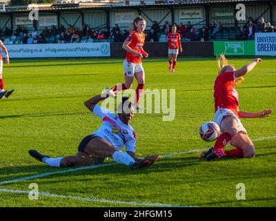 Crayford, Londra, Regno Unito. 16th Jan 2022. The Oakwood Stadium, Crayford, Londra, 16th gennaio 2022 INI Umotong (15 - Lewes Women) ottiene un colpo fuori nella partita tra Charlton Athletic Women e Lewes Women nel campionato fa Women's Championship all'Oakwood Stadium, Crayford, Londra il 16th gennaio 2022 Claire Jeffrey/SPP Credit: SPP Sport Press Photo. /Alamy Live News Foto Stock