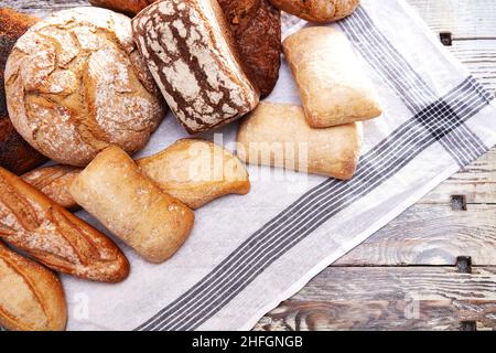 Pane fresco disposto su un tavolo di legno Foto Stock