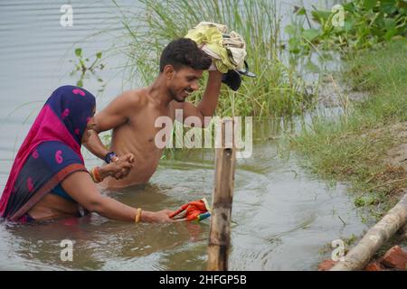 Povera famiglia di fronte alluvione problema nel suo villaggio Foto Stock