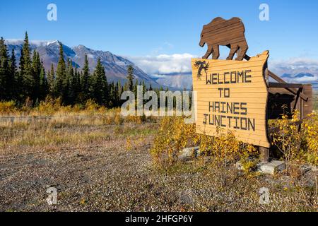 Segnaletica stradale per la città di Haines Junction, Yukon Territory, Canada. Foto Stock