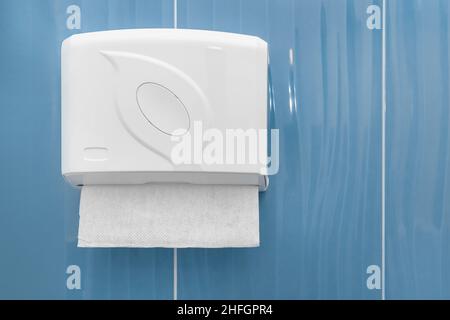 Dispenser di asciugamani di carta pulizia e salviette igieniche in bagno o WC pubblico. Foto Stock