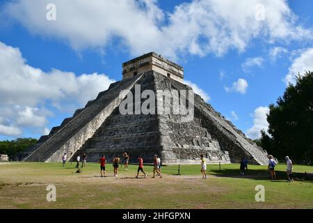 La Pirámide, Tempio di Kukulcán (Templo de Kukulkán - El Castillo), Chichén Itzá, Stato di Yucatán, Messico, America del Nord, Sito patrimonio dell'umanità dell'UNESCO Foto Stock