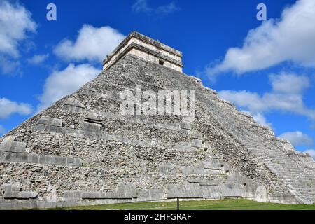 La Pirámide, Tempio di Kukulcán (Templo de Kukulkán - El Castillo), Chichén Itzá, Stato di Yucatán, Messico, America del Nord, Sito patrimonio dell'umanità dell'UNESCO Foto Stock